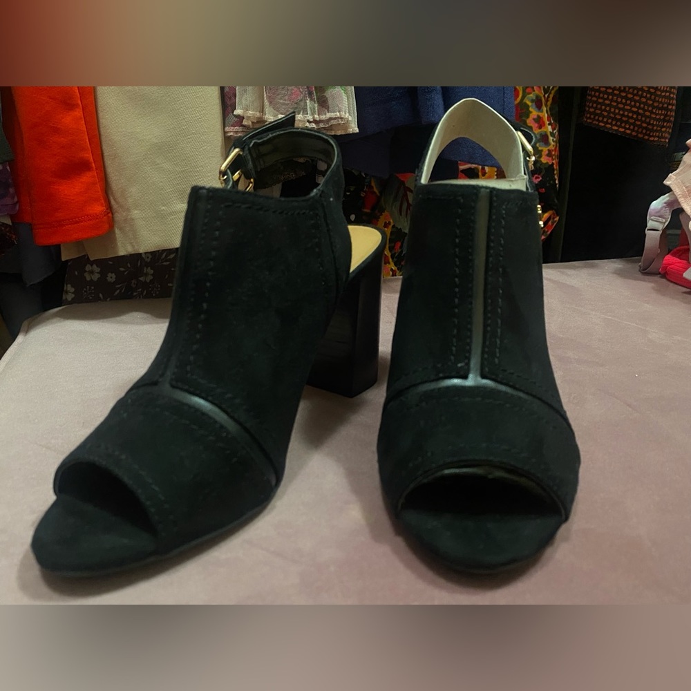 Black Tommy Hilfiger pumps. Never used. - Picture 3 of 4